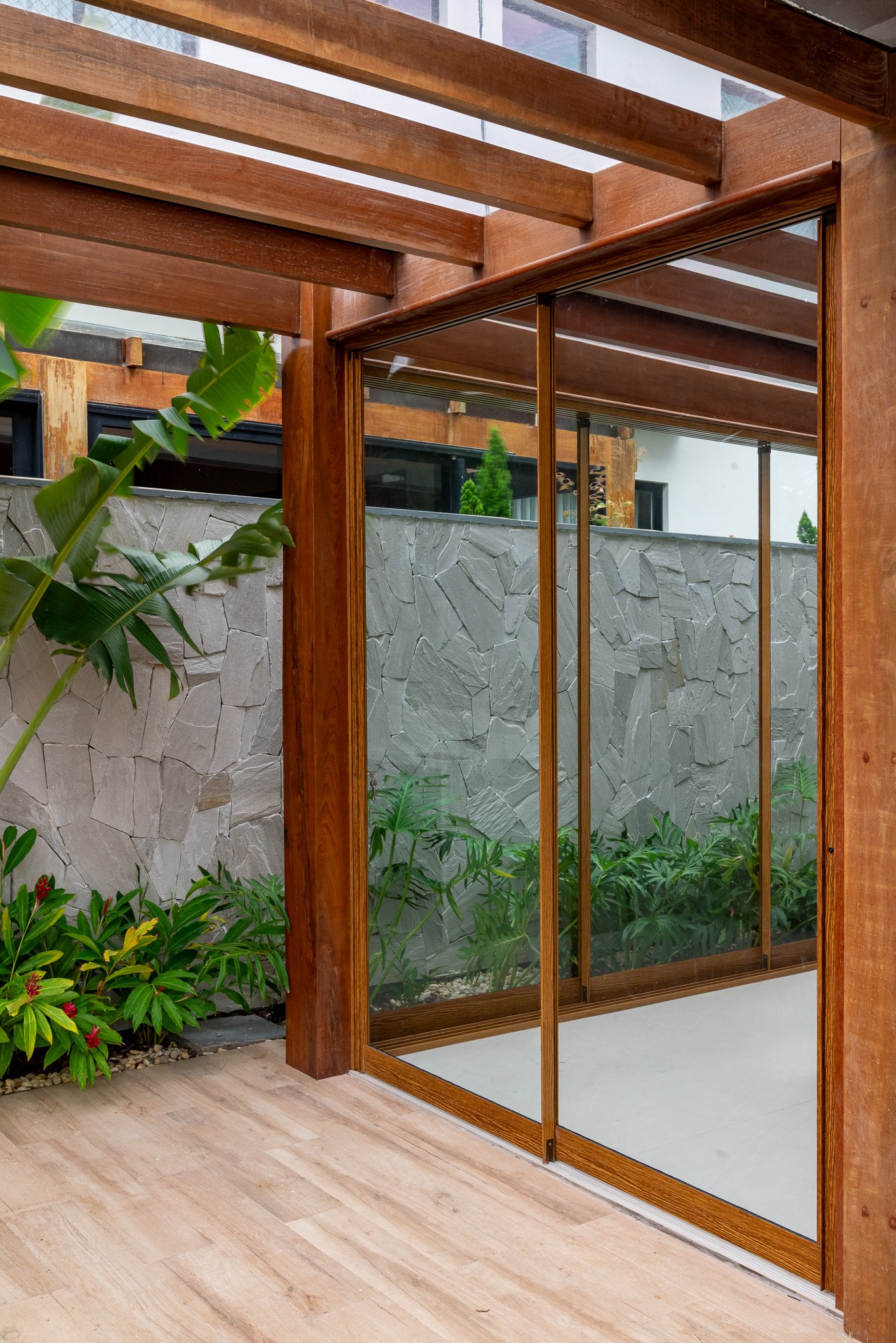 Área Gourmet integrada ao jardim — Residência Alphaville, sistema Roll Door Slim Plus