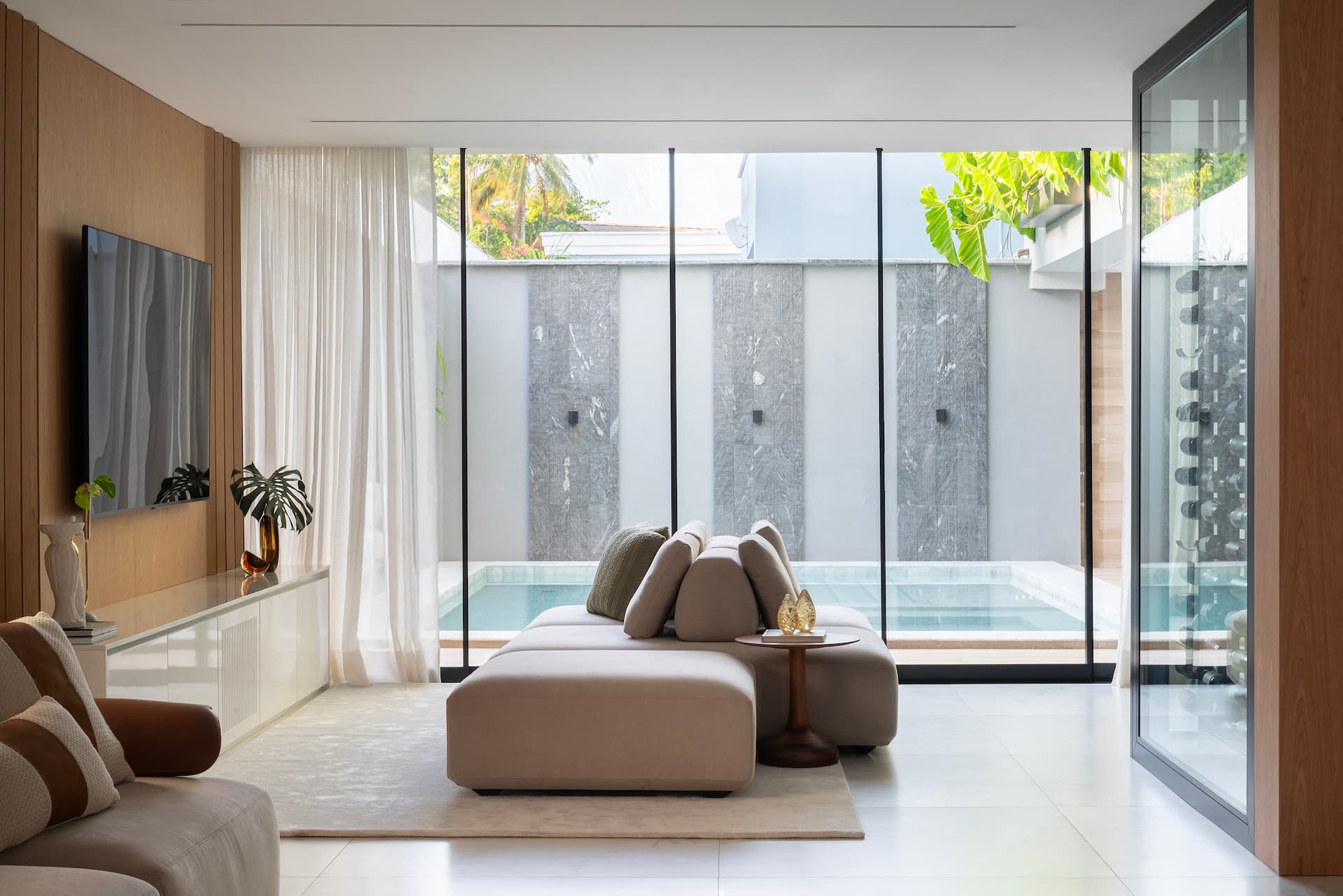 Sistema Roll Door — esquadrias piso-teto integrando interior e jardim